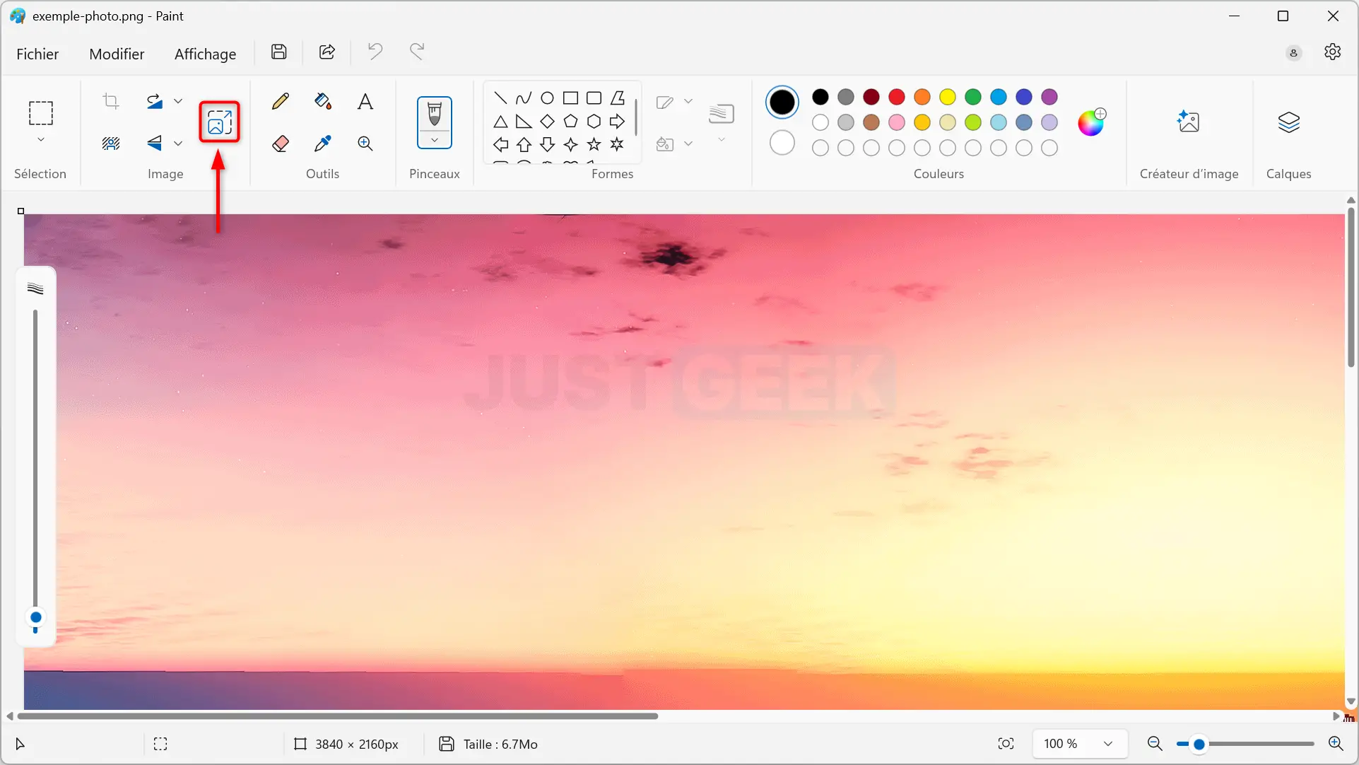 Menu supérieur de Paint avec l'option Redimensionner en surbrillance.