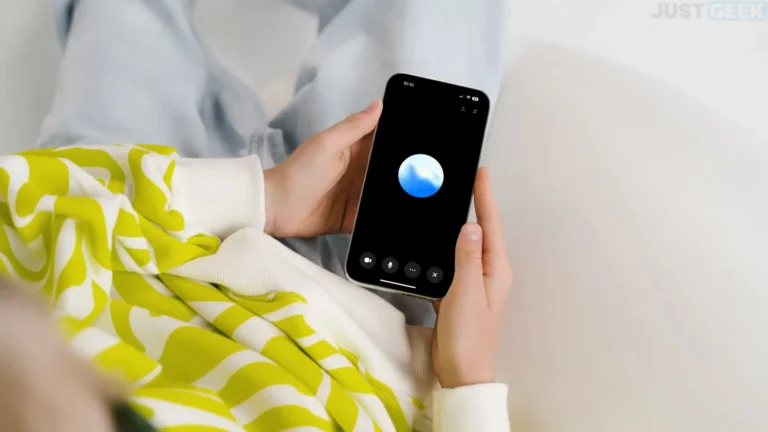 jeune femme discutant avec chatgpt en mode vocal.webp