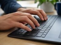 1778725087 Mains clavier .jpg