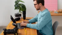 createur video montage ordinateur portable.webp.webp