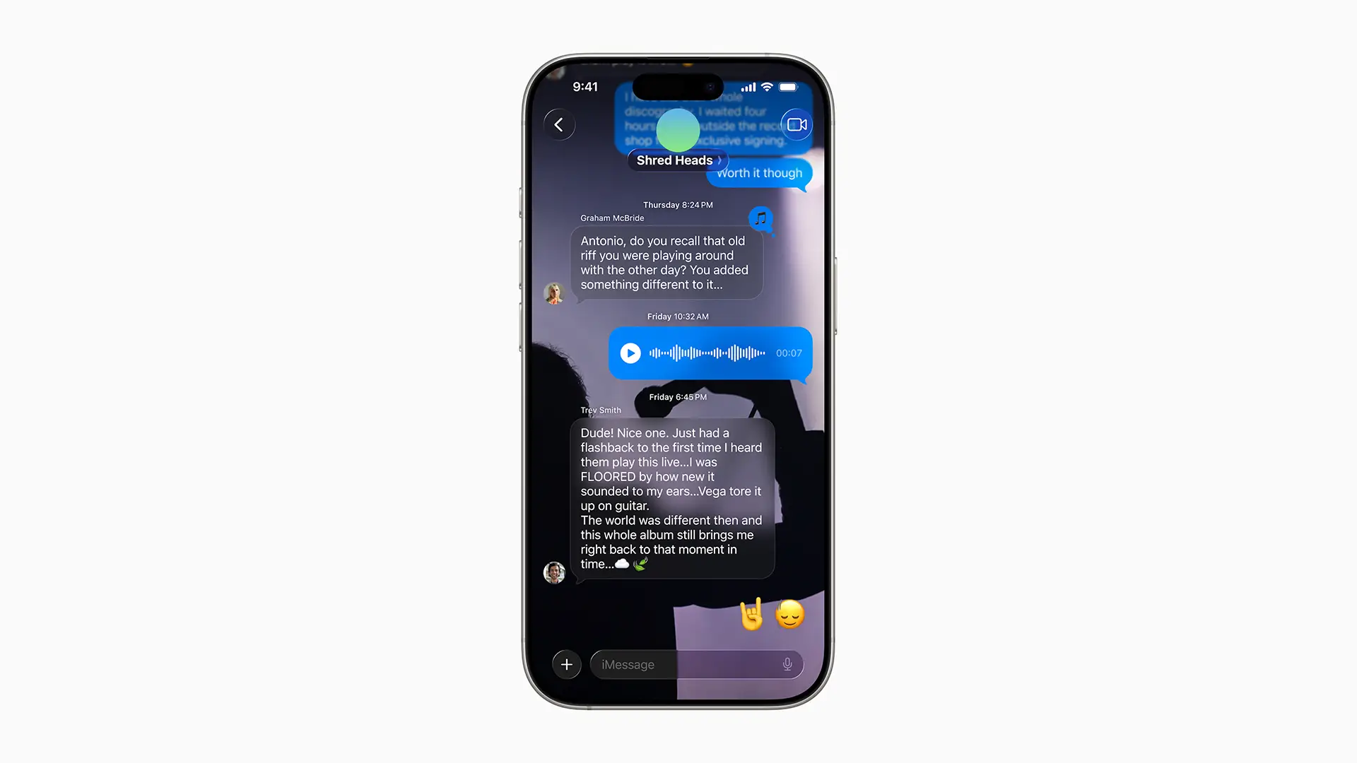 Interface iOS 26 avec arrière-plan de discussion personnalisé dans iMessage