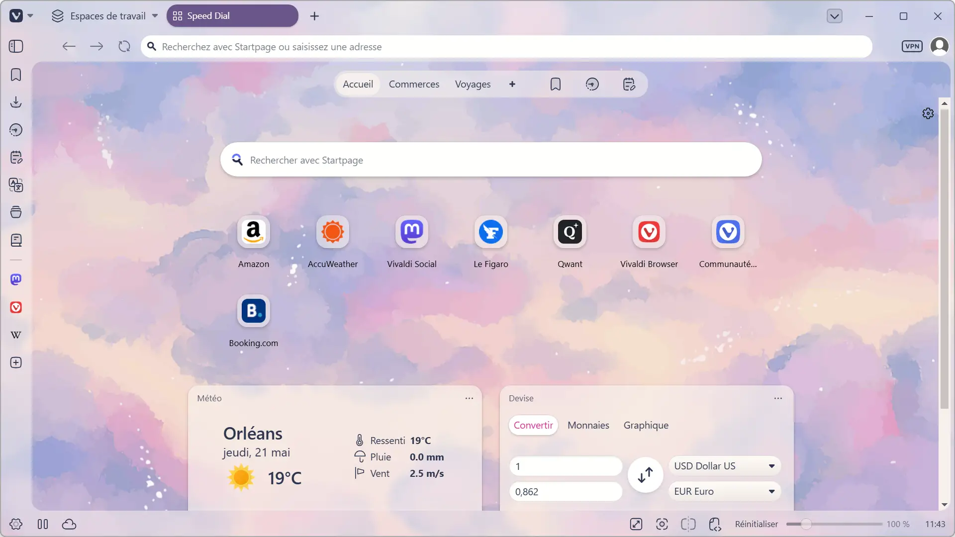 Vivaldi 8.0 avec thème Kawaii Clouds, fond d'écran pastel qui se propage dans toute l'interface