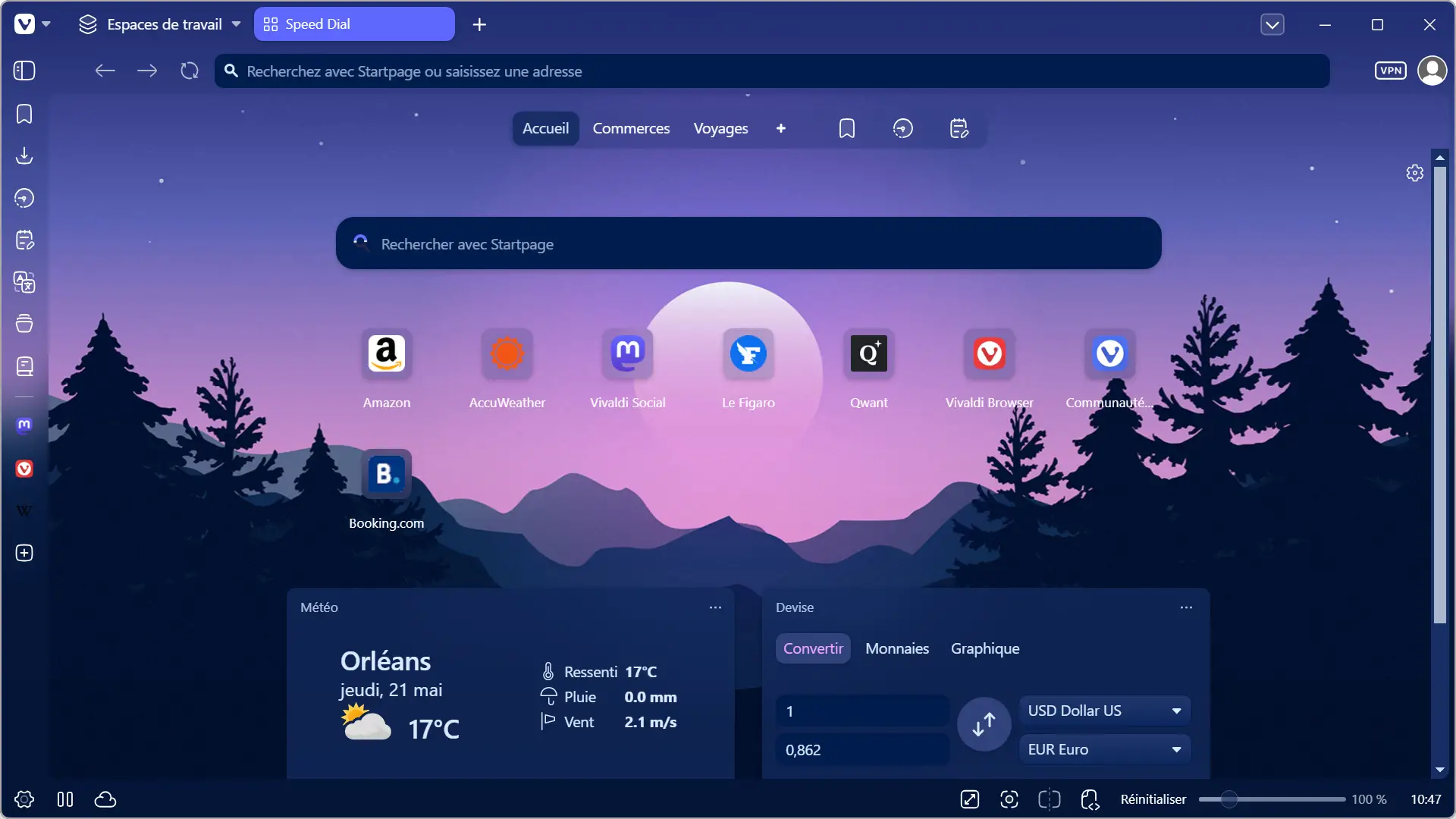 Vivaldi 8.0 avec thème Sunset Forest, forêt de sapins et coucher de soleil violet sur toute la fenêtre