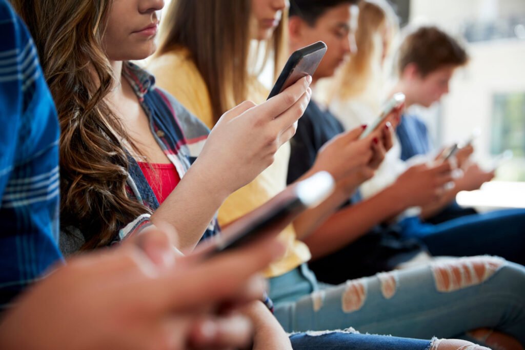 Adolescents Enfants Ordinateurs portables Smartphones