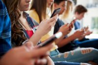 1782742613 Adolescents Enfants Portables Smartphones.jpg