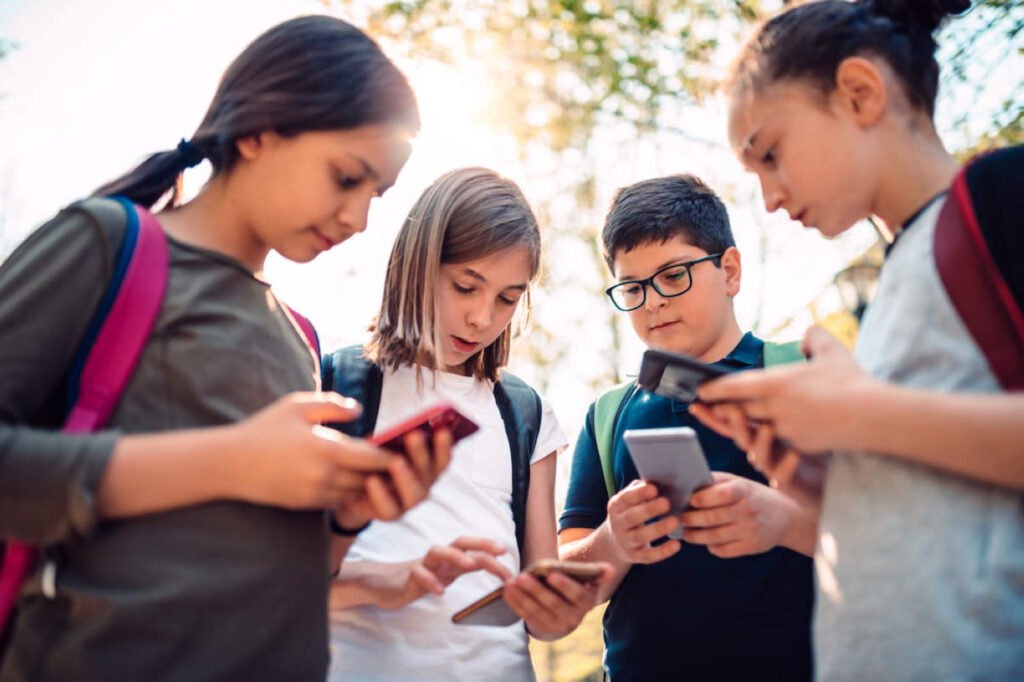 Écoles Adolescents Enfants Ordinateurs portables Smartphones