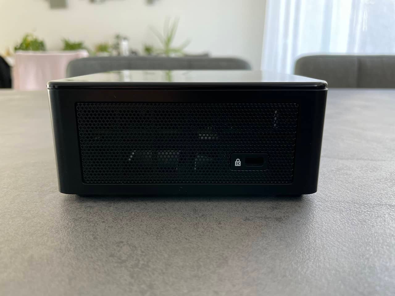 geekom mini it8 mini pc photo cote droit