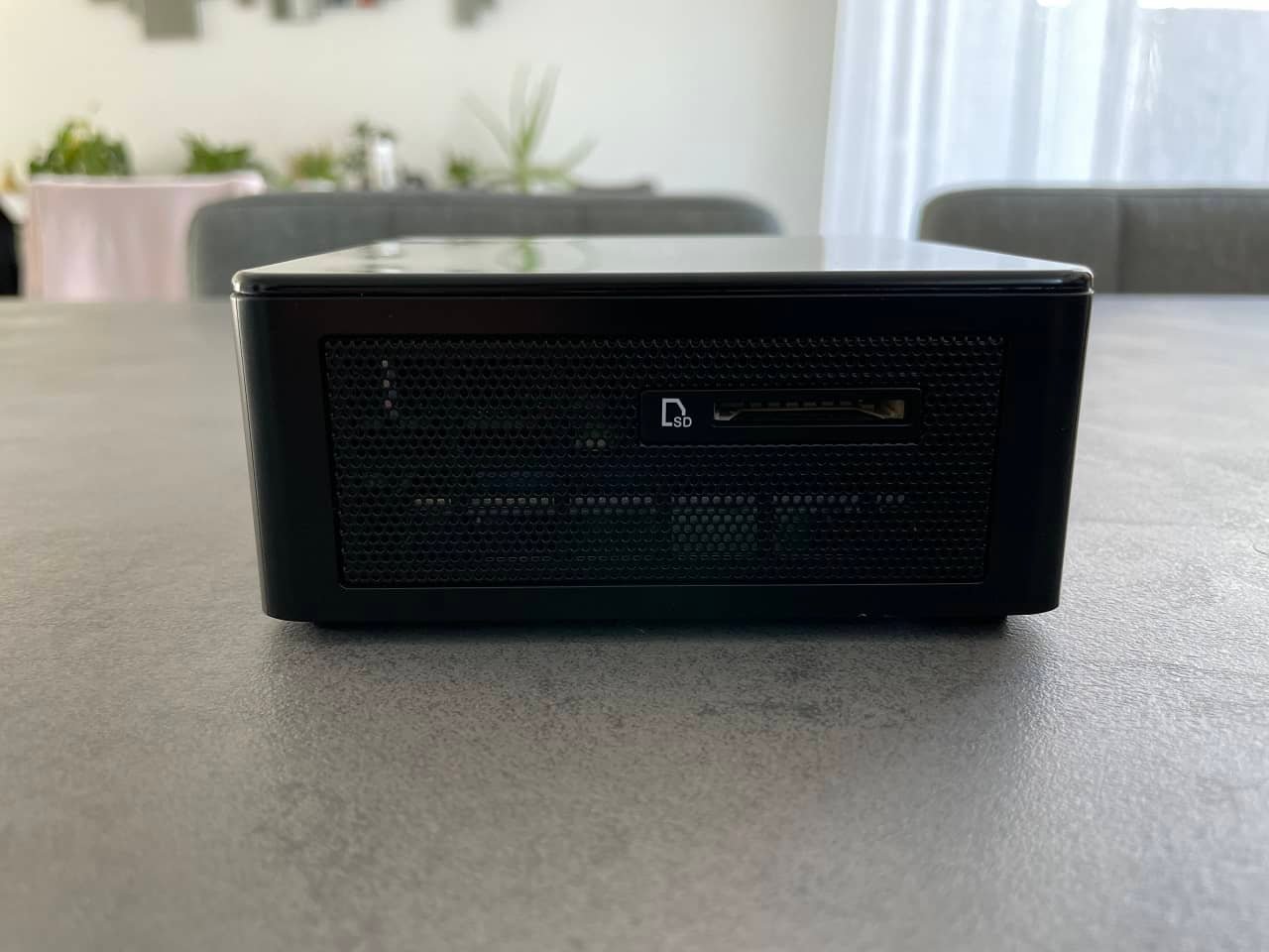 geekom mini it8 mini pc photo cote gauche