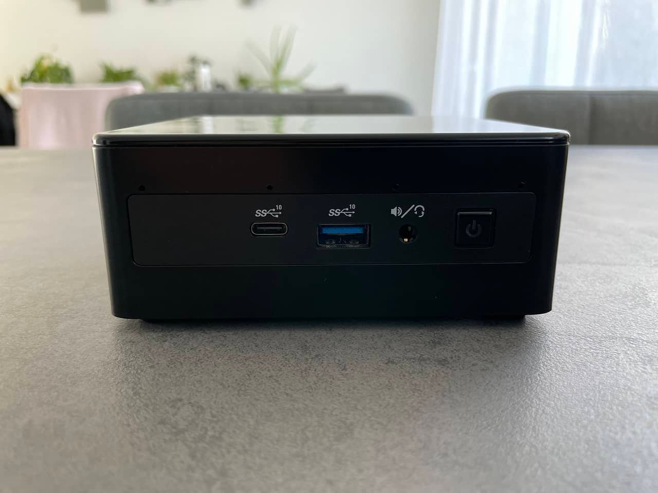Face avant du mini PC GEEKOM Mini IT8